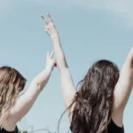 Frauen in ihrer Heldinnen-Power
